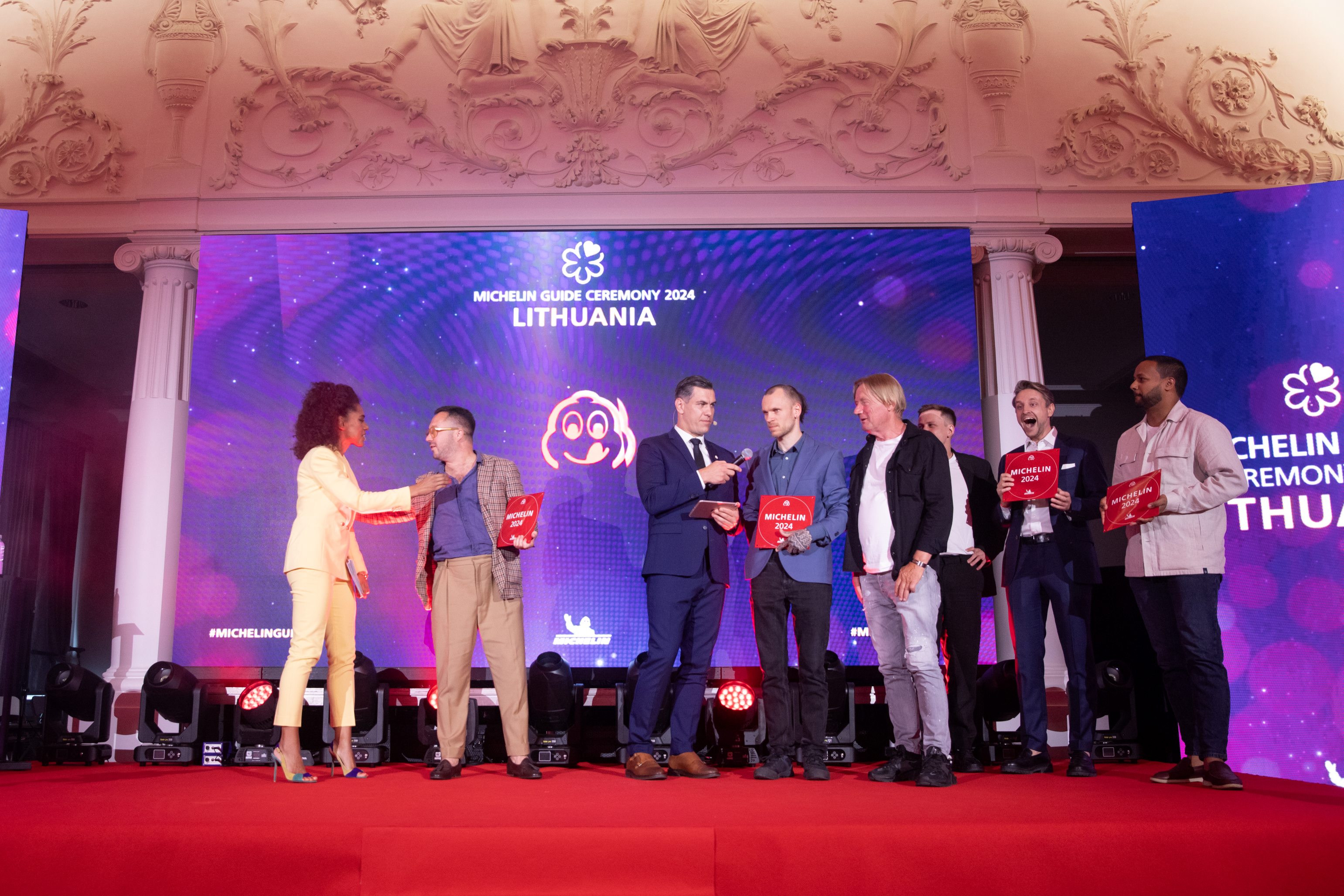 Apdovanojamų restoranų atstovai scenoje