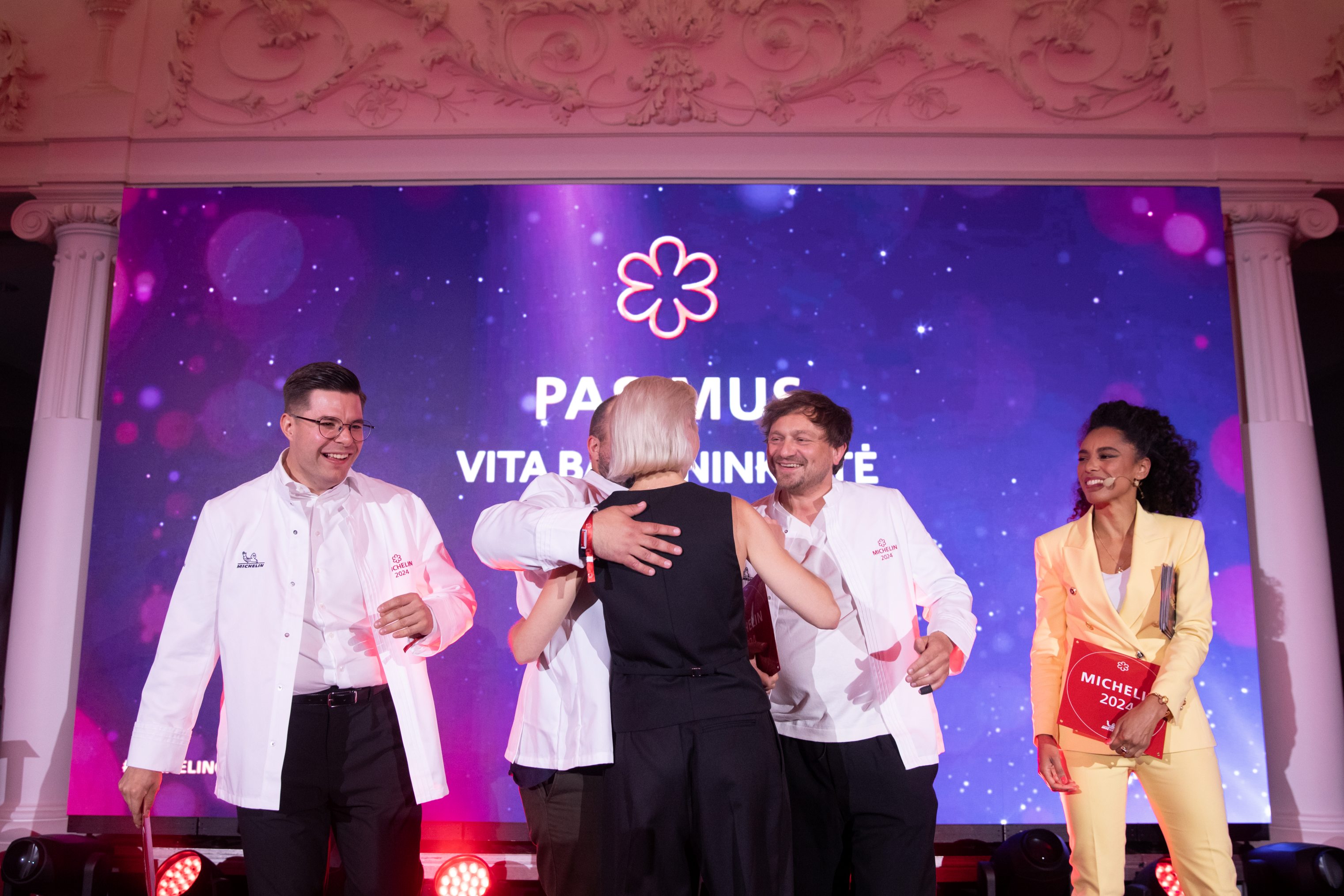 Restorano &bdquo;Pas mus&ldquo; &scaron;efė Vita Bartininkaitė sveikinama scenoje