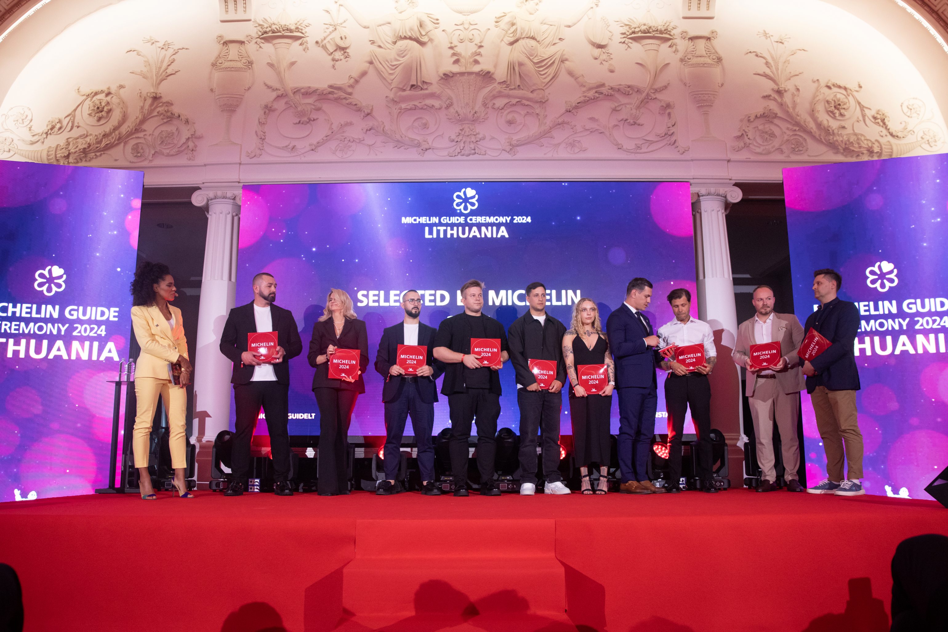 Rekomenduojamų restoranų atstovai ceremonijos scenoje