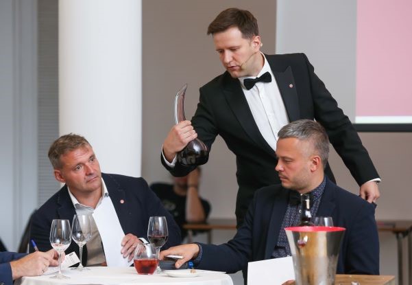 Narimantas Miežys pateikia portą. 