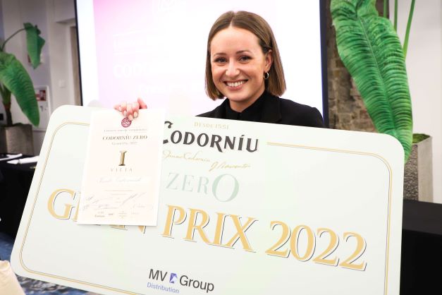 2022-ųjų metų rugsėjo mėnesį tradiciškai vyko Lietuvos someljė čempionatas, kurio nugalėtoja pirmą kartą tapo moteris someljė – Kamilė Bartusevičiūtė (vyno baras „Somm“). Nors pergalė jau jos rankose, Kamilė nustoti nesiruošia ir čempionatą mato kaip bendruomenės šventę, o ne tik varžybas, kuriose laimėjus dalyvauti būtų nebeįdomu. Supažindiname su Kamile¬¬ artimiau.  Studijavo politikos mokslus  Iš Kauno Kamilė atsikraustė į Vilnių tam, kad Vilniaus universitete studijuotų tarptautinių santykių ir politikos mokslus.  Kaip daugelis studentų, dar pirmame kurse mergina įsidarbino restorane. Skirtumas tas, kad Kamilei ši studentiška darbinė patirtis greičiausiai pakeitė visą gyvenimą.  „Skonis mane domino visada. Maistas, vynas, vynas ir maistas... Tad atėjimas dirbti į restoraną greičiausiai sukūrė tą terpę, kur galėjo pilnai atsiskleisti jau manyje iš anksčiau buvusi aistra. Man dirbant buvo nuoširdžiai įdomu.“ Tam tikru metu Kamilė nusprendė pasiimti akademines atostogas ir pailsėti nuo mokslų. Paskatinta draugų ir įkvėpta tuometinio kolegos iš restorano Trinity, būtent tuomet jėgas mergina nutarė išbandyti vyno pasaulyje. Prasidėjo jos darbas specializuotame vyno bare „Somm“.   Apie vyną išmokstama mokantis  Pradėjusi dirbti vyno bare Kamilė greitai suprato, jog žinios apie šimtus skirtingų vynų, kuriuos turi žinoti dirbdamas tokiame restorane, pačios neateis. Reikia mokytis aktyviai ir gana akademiškai.  Pradžioje apie vyną Kamilė mokėsi pati, jai padėdavo ir kolegos, o vėliau kalendoriuje atsirado ir Someljė mokyklos kursai, kurioje Kamilė baigė visus tris Someljė PRO kurso trimestrus, o kitąmet planuoja išsilaikyti ir WSET Level 3 egzaminą ir įgyti tarptautiniu mastu pripažįstamą kvalifikaciją.  Nuolatinis noras mokytis Kamilei kyla ne tik iš natūralaus žingeidumo, bet ir iš to, kad ji, kaip pati sako, nemoka suktis iš situacijos klientui pasakodama išgalvotas istorijas (šypsosi). „Tai tiesiog ne aš. Jei klientas kažko klausia, atsakymą turiu žinoti. Pilstydama iš tuščio į kiaurą neišsisuksiu.”   Galiausiai, nuolat dirbdama su tokiais čempionais kaip Arminas Darasevičius, Lietuvos someljė asociacijos prezidentas, ir Narimantas Miežys, daugkartinis someljė čempionatų nugalėtojas, Kamilė nuo pačios pradžios buvo sužavėta jų žiniomis ir užmotyvuota žinoti dar daugiau, pasirodyti dar geriau. Taip išugdomi čempionai.  Be oficialių studijų ir darbo restorane, mergina neslėpė, jog mokosi ir savarankiškai. „Kartais mokausi žemėlapius. Pavargus nuo jų, sprendžiu testus. Kai atsibosta šie – paskaitau kokį straipsnį ar žiūriu video… Savęs per daug nespaudžiu, kad neperdegčiau, bet mokausi nuolatos,” – komentavo Kamilė.   Kaip pasiruošti čempionatui ir… jį laimėti?  Apie dalyvavimą someljė čempionatuose daugkartinis jo čempionas Narimantas Miežys su Kamile pradėjo kalbėtis vos tik jai pradėjus dirbti vyno bare Somm.   „Viena vertus čempionate tam tikra prasme dalyvauju kas kartą aptarnaudama klientą prie stalo. Tad pasiruošimas tikrajam čempionatui tikrai vyksta kiekvieną dieną.” Kita vertus – to nepakanka.  Ieškodama daugiau informacijos apie čempionatą Kamilė dar savo karjeros pradžioje atrado pasaulio someljė čempionato vaizdo įrašą, kuriame ant scenos lipo tokie vardai kaip Raimunds Tomsons (Latvijos ir Europos someljė čempionas) bei Markas Almertas (Vokietijos ir pasaulio čempionas). „Aš įdėmiai stebėjau, kaip jie šneka ir nesupratau, kaip galima vyno taurėje atrasti tiek daug dalykų. Tai mane paskatino ieškoti ir stengtis dar labiau. Juk, jei kažkam išeina, tai gali išeiti ir man,” – apie pirmąsias ambicijas dalyvauti čempionatuose kalbėjo K. Bartusevičiūtė.  2022-aisiais, kuomet Lietuvos someljė čempionatą laimėjo Kamilė, ji jame dalyvavo jau trečią kartą. Bet ties pergale mergina nesustos. Jai šis čempionatas yra daugiau bendruomenės šventė, kurią someljė turėtų švęsti, tiesiog dalyvaudami ir skatindami vienas kitą tobulėti.   „Mūsų someljė bendruomenė bendruomenė nėra didelė, o čempionatas yra bendruomenės šventė. Nesuprantu, kaip galima nešvęsti,“ – kalbėjo ji. 2022-aisiais Kamilė laimėjo atranką ir išvyko į “ASI bootcamp” – Tarptautinės someljė asociacijos stovyklą Azijoje. Ji, anot merginos, buvo vienas įsimintiniausių patyrimų jos karjeroje. Aklos degustacijos ir skirtingos pakaitos kiekvieną dieną, tarptautinė someljė bendruomenė ir užsimezgusios pažintys – tokios patirtys nutinka kartą gyvenime.   Skonio vertinimas atėjo iš šeimos  Kamilė pasakojo, jog tai, kad ją itin žavi skoniai ir juos kuriantys bei atrandantys žmonės – ne naujiena nei jos draugams, nei šeimai. Mat jos šeimoje visuomet buvo vertinami skoniai, maisto gaminimas ir valgymas. Tai niekada nebuvo tik veikla energijai gauti, bet kažkas daugiau – pasimėgavimas, kažko naujo atradimas.  „Man maistas nėra tik kuras. Nesakau, kad kas dieną turime valgyti prabangiai. Net kiaušinienė iš ryto gali būti ypatinga, jei jai skirsime truputėlį daugiau dėmesio. Skonis, maistas, gėrimai, kaip ir muzika gali būti tiek patyrimas, tiek tiesiog fonas,“ – komentavo ji.  Nors tėvams buvo netikėta, jog studijuoti politikos mokslų į Vilnių išvykusi Kamilė nusprendė karjerą tęsti aptarnavimo srityje, abu tėvai ją šiandien palaiko ir skatina daryti tai, kas jai patinka labiausiai ir suteikia daugiausiai džiaugsmo.   Trumpi klausimai Jei visa gyvenimą reikėtų gerti tik vienos vynuogės vyną, kas tai būtų?  Pasirinkčiau vynuogę, kuri turi daug skirtingų išraiškų, kad neatsibostų. Tad, manau, tai būtų Riesling.   Eini į vestuves, kokį gėrimą dovanoji?  Šampano vintažą. Gal magnumą, jei leidžia piniginė ir draugai labai geri ????  Jei būtum ne someljė, kas būtum?  Kartais pagalvoju, nežinau… Žinau, kad politike būti nenorėčiau nors tai studijavau. Bet iš tikro, nė nenoriu įsivaizduoti kažko kito. Man patinka tai, ką darau dabar ir tuo džiaugiuosi.   TOP 3 vietos atsigerti ar pavalgyti Vilniuje?  Somm, Gaspar‘s ir Alchemikas.   Ko palinkėtum pradedantiesiems someljė?  Būti smalsiems ir atrasti sau įdomų būdą mokytis. 