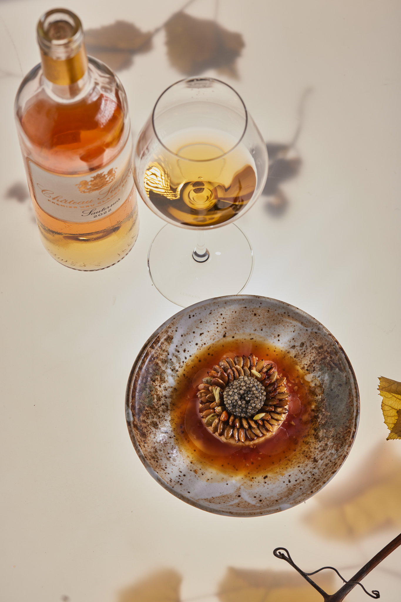 V vietą laimėjo restoranas &bdquo;Sk&oacute;g&ldquo;. Desertas: kreminė karamelė, kurios kremas aromatizuotas baravykais, obuolių karamelė, cukruotos moliūgų sėklos, moliūgų sėklų pralinė, ikrai ir la&scaron;iniai. Vynas &ndash; &bdquo;Ch&acirc;teau Suduiraut Sauternes 1er Grand Cru Class&eacute; 2022&ldquo;.  V vietą laimėjo vyno baras &bdquo;Oecumene Champagne & Wine Bar&ldquo;. Desertas: ryažankos pagrindu pagamintas gana&scaron;as su rūkytu unguriu, sluoksniuotas baltuoju ir juoduoju &scaron;okoladu, tamsios ruginės duonos trupiniai su kalendra ir muskovado cukrumi, ungurių aliejus ir judzu želė. Vynas &ndash; &bdquo;Clos Uroulat Juran&ccedil;on AOC 2017&ldquo;.  VI vietą laimėjo restoranas &bdquo;Eleno by Martyn Meid&ldquo;. Desertas: nori jūros dumblių sablė sausainis, tofu ir krienų ledai, judzu medus, figmedžio lapų espuma, deginto rudadumblio meringas. Vynas &ndash; &bdquo;Domaine Touchais Moulin Touchais Coteaux du Layon 1998&ldquo;.  VII vietą laimėjo restoranas &bdquo;Sija&ldquo;. Desertas: čagos ir moliūgų biskvitas, slyvos, slyvų kauliukų kremas, rūkyta vi&scaron;tiena. Vynas &ndash; &bdquo;Xim&eacute;nez-Sp&iacute;nola Jerez Old Harvest Medium Dry 2015&ldquo;.  VIII vietą laimėjo restoranas &bdquo;Dia&ldquo;. Desertas: Hokaido moliūgas, baltasis &scaron;okoladas, svarainių džemas, tonkos pupelės, rudojo sviesto ledai, sviestinių sausainių trupiniai, moliūgų sulčių glazūra, moliūgų želė, lazdyno rie&scaron;utai. Vynas &ndash; &bdquo;Planeta Passito di Noto BIO 2024&ldquo;.  IX vietą laimėjo restoranas &bdquo;Deep Roots&ldquo;. Desertas: rūg&scaron;tynių &scaron;erbetas, jogurto meringas, ožkos pieno sūrio kremas, ridikėlių lapų pestas, ridikėlių sulčių &bdquo;sniegas&ldquo;. Vynas &ndash; &bdquo;Weinrieder Beerenauslese Ried Hohenleiten Chardonnay 2020&ldquo;.  X vietą laimėjo restoranas &bdquo;Telegrafas&ldquo;. Desertas: sūrio pūstukai, avietės, kiviai, timuto pipirai. Vynas &ndash; &bdquo;Kracher Beerenauslese Red Roses 2023&ldquo;.