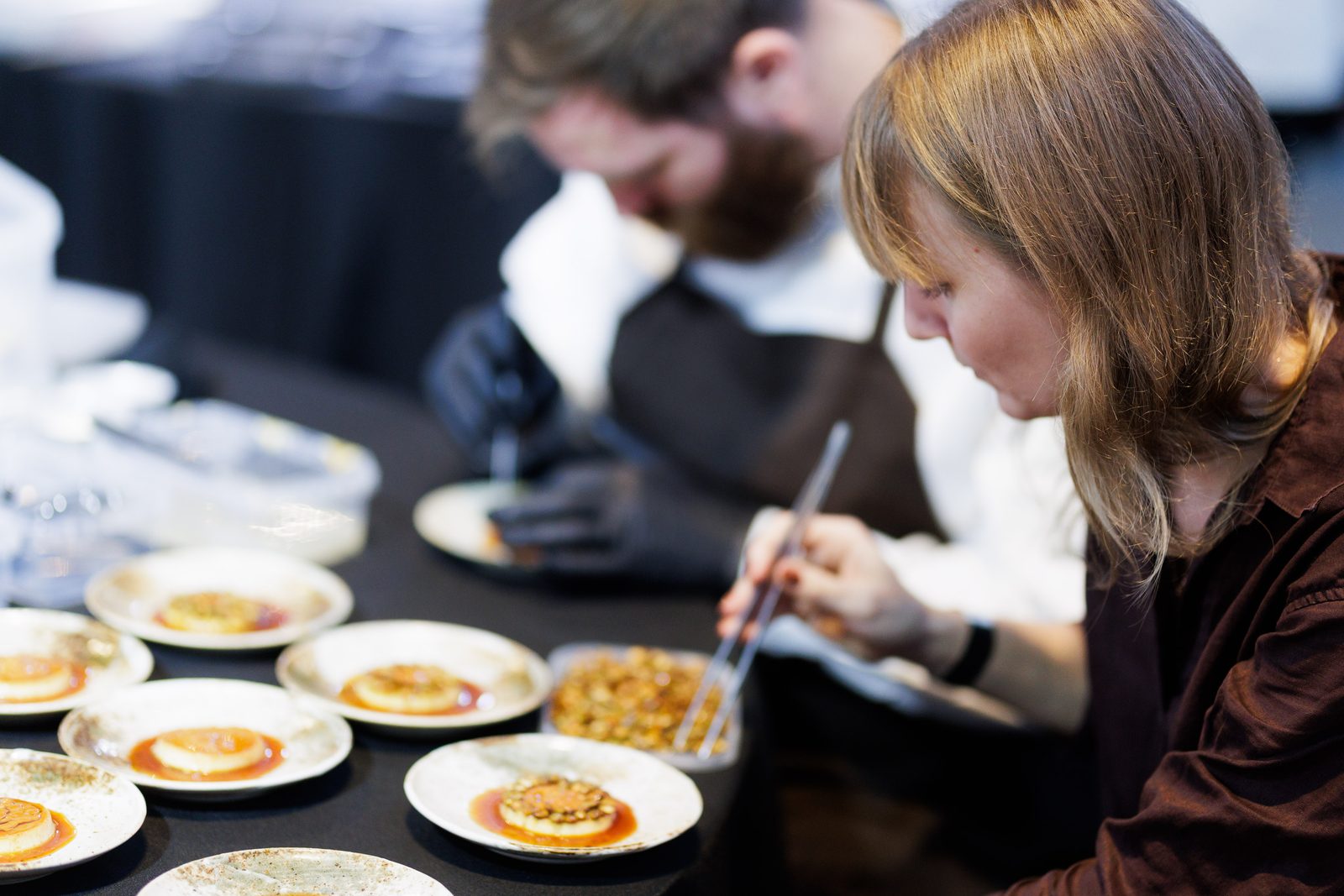 V vietą laimėjo restoranas „Skóg“. Desertas: kreminė karamelė, kurios kremas aromatizuotas baravykais, obuolių karamelė, cukruotos moliūgų sėklos, moliūgų sėklų pralinė, ikrai ir lašiniai. Vynas – „Château Suduiraut Sauternes 1er Grand Cru Classé 2022“. V vietą laimėjo vyno baras „Oecumene Champagne & Wine Bar“. Desertas: ryažankos pagrindu pagamintas ganašas su rūkytu unguriu, sluoksniuotas baltuoju ir juoduoju šokoladu, tamsios ruginės duonos trupiniai su kalendra ir muskovado cukrumi, ungurių aliejus ir judzu želė. Vynas – „Clos Uroulat Jurançon AOC 2017“. VI vietą laimėjo restoranas „Eleno by Martyn Meid“. Desertas: nori jūros dumblių sablė sausainis, tofu ir krienų ledai, judzu medus, figmedžio lapų espuma, deginto rudadumblio meringas. Vynas – „Domaine Touchais Moulin Touchais Coteaux du Layon 1998“. VII vietą laimėjo restoranas „Sija“. Desertas: čagos ir moliūgų biskvitas, slyvos, slyvų kauliukų kremas, rūkyta vištiena. Vynas – „Ximénez-Spínola Jerez Old Harvest Medium Dry 2015“. VIII vietą laimėjo restoranas „Dia“. Desertas: Hokaido moliūgas, baltasis šokoladas, svarainių džemas, tonkos pupelės, rudojo sviesto ledai, sviestinių sausainių trupiniai, moliūgų sulčių glazūra, moliūgų želė, lazdyno riešutai. Vynas – „Planeta Passito di Noto BIO 2024“. IX vietą laimėjo restoranas „Deep Roots“. Desertas: rūgštynių šerbetas, jogurto meringas, ožkos pieno sūrio kremas, ridikėlių lapų pestas, ridikėlių sulčių „sniegas“. Vynas – „Weinrieder Beerenauslese Ried Hohenleiten Chardonnay 2020“. X vietą laimėjo restoranas „Telegrafas“. Desertas: sūrio pūstukai, avietės, kiviai, timuto pipirai. Vynas – „Kracher Beerenauslese Red Roses 2023“.